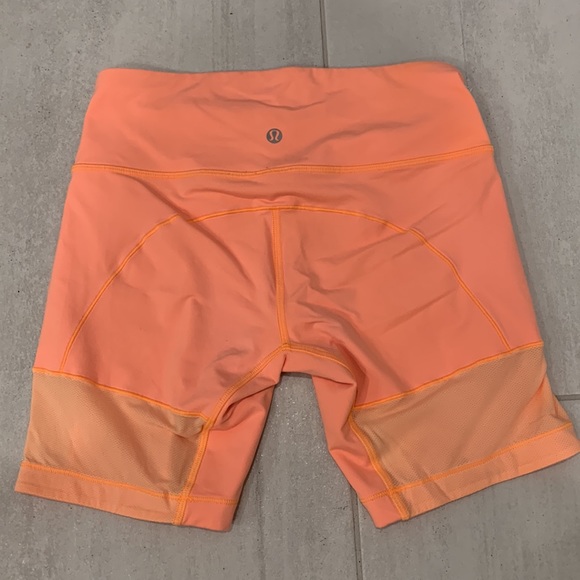 LIKE NEW! Lululemon Women’s Athletic Shorts. Size 6 - Picture 3 of 5